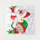 サンタと小妖精や小人のクリスマスキャラクターが投稿をサムアップ タペストリー (正面(横))