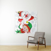 サンタと小妖精や小人のクリスマスキャラクターが投稿をサムアップ タペストリー (インサイチュ(横))