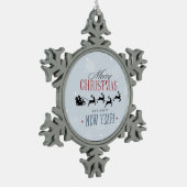 サンタと彼のトナカイ飛んでいるシルエットクリスマス スノーフレークピューターオーナメント (左)