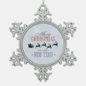 サンタと彼のトナカイ飛んでいるシルエットクリスマス スノーフレークピューターオーナメント (正面)