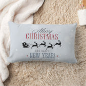 サンタと彼のトナカイ飛んでいるシルエットクリスマス ランバークッション (ブランケット)