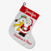 サンタと雪だるま – クリスマスはここだ！ ラージクリスマスストッキング (正面 (吊り時))