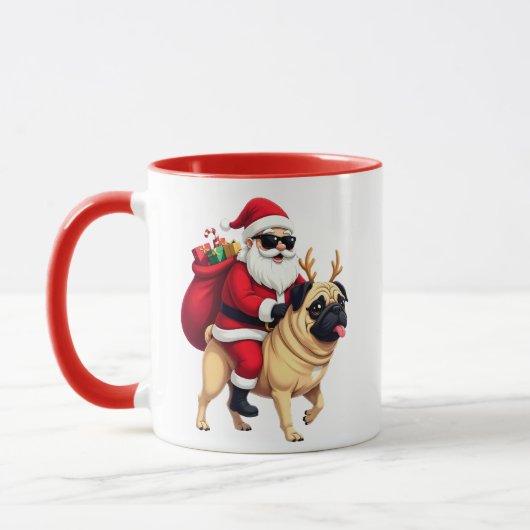 サンタに乗られたパグ クリスマス マグカップ (左)