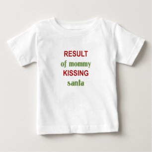 サンタに接吻しているお母さん ベビーTシャツ