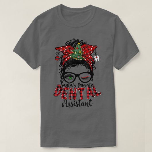 サンタのお気に入りの歯科助手Messy Bun Christ Tシャツ (デザイン正面)