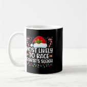 サンタのそりをレーシングする一家のクリスマス コーヒーマグカップ (左)