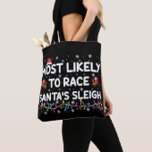 サンタのそりをレーシングする一家のクリスマス トートバッグ (クローズアップ)