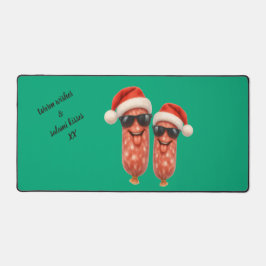 サンタのキスをするサラミのクリスマス デスクマット