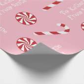サンタのクリスマスキャンデーのピンクからのパーソナライズなギフト ラッピングペーパー (角)