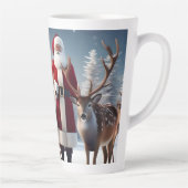 サンタのクルー:クリスマス神父がトナカイをポーズ カフェラテマグ (右)