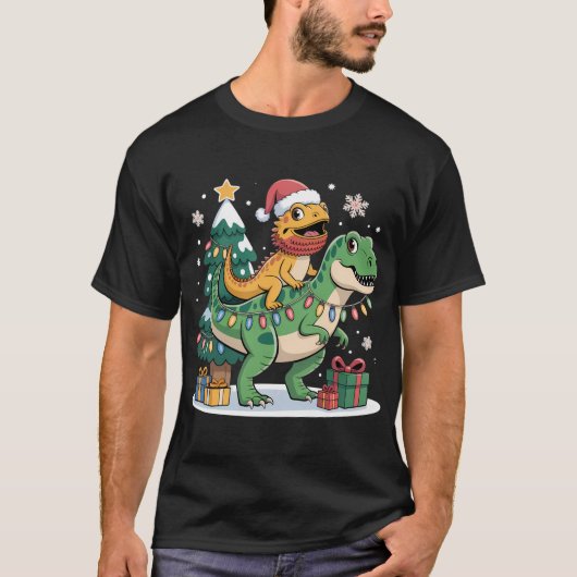 サンタのトカゲとクリスマスの恐竜乗り物 Tシャツ (正面)