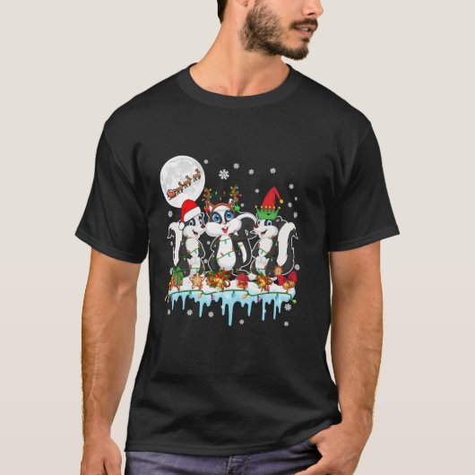 サンタのトナカイ 妖精 スカンク クリスマス サンタのそり Tシャツ (正面)