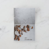 サンタのバッグときらめく光、松の円錐、ナッツ シーズンカード (内部)