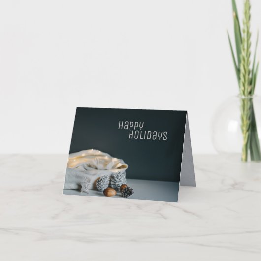 サンタのバッグときらめく光、松の円錐、ナッツ シーズンカード (正面)