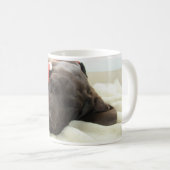 サンタの夢 – ドイツのショートヘアの子犬 コーヒーマグカップ (正面右)