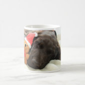 サンタの夢 – ドイツのショートヘアの子犬 コーヒーマグカップ (中央)