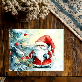 サンタの姿をしたノームがクリスマスツリーを飾る シーズンポストカード
