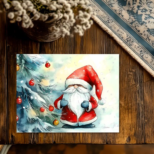 サンタの姿をしたノームがクリスマスツリーを飾る シーズンポストカード