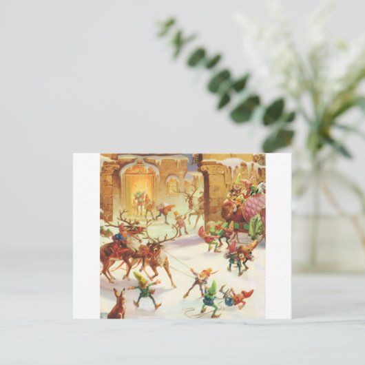 サンタの小妖精や小人は彼のそりに贈り物を積み込む シーズンポストカード (スタンド正面)