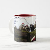 サンタの帽子のクリスマスのギフトのマグを身に着けている牛 ツートーンマグカップ (正面左)