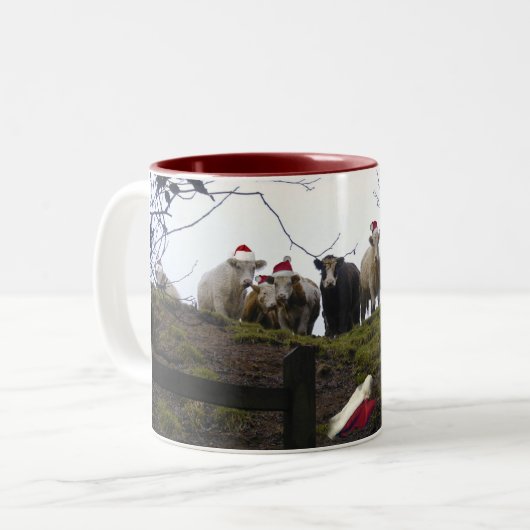 サンタの帽子のクリスマスのギフトのマグを身に着けている牛 ツートーンマグカップ (正面左)