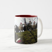 サンタの帽子のクリスマスのギフトのマグを身に着けている牛 ツートーンマグカップ (正面右)