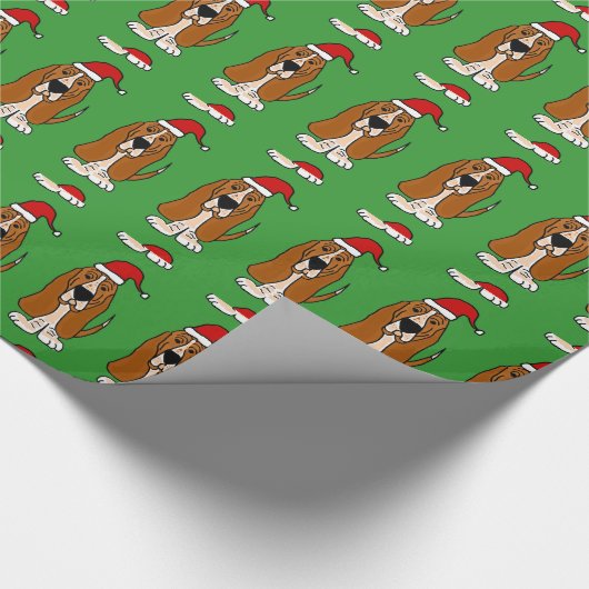 サンタの帽子のクリスマスの覆いを身に着けているバセットハウンド ラッピングペーパー (角)