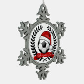 サンタの帽子のクリスマスを身に着けているサッカーボール スノーフレークピューターオーナメント (左)