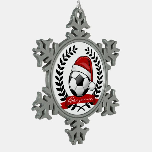 サンタの帽子のクリスマスを身に着けているサッカーボール スノーフレークピューターオーナメント (左)