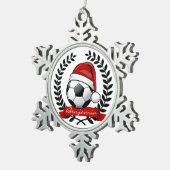 サンタの帽子のクリスマスを身に着けているサッカーボール スノーフレークピューターオーナメント (右)