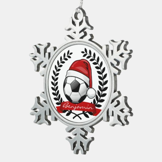 サンタの帽子のクリスマスを身に着けているサッカーボール スノーフレークピューターオーナメント (右)