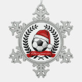 サンタの帽子のクリスマスを身に着けているサッカーボール スノーフレークピューターオーナメント (正面)