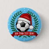 サンタの帽子のクリスマスを身に着けているサッカーボール 缶バッジ (正面)