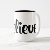 、サンタの帽子のコーヒー・マグ信じて下さい ツートーンマグカップ (正面右)