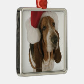 サンタの帽子のバセットハウンド メタルオーナメント (右)
