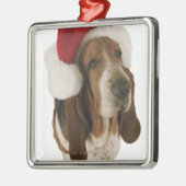 サンタの帽子のバセットハウンド メタルオーナメント (左)