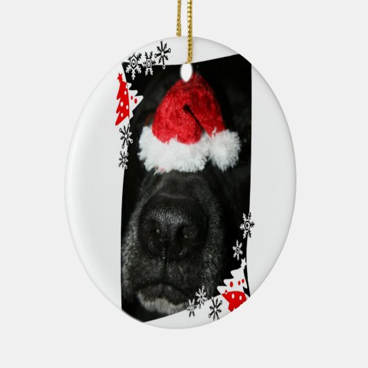 サンタの帽子の写真が付いている黒い実験室犬鼻 セラミックオーナメント (右)