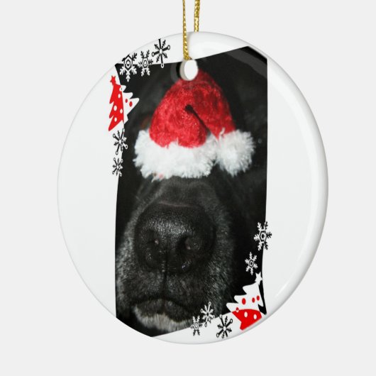 サンタの帽子の写真が付いている黒い実験室犬鼻 セラミックオーナメント (左)