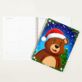 サンタの帽子をかぶったかわいいキャラクターのクマとクリスマスツリー プランナー手帳 (ディスプレー)