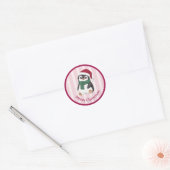 サンタの帽子をかぶったかわいいベビーペンギンのクリスマス ラウンドシール (封筒)