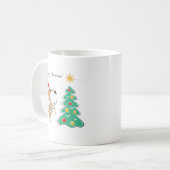 サンタの帽子をかぶったかわいい犬とクリスマスツリー コーヒーマグカップ (正面左)