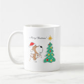 サンタの帽子をかぶったかわいい犬とクリスマスツリー コーヒーマグカップ (左)