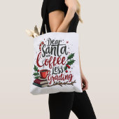 サンタの帽子をかぶったアライグマとクリスマス トートバッグ (クローズアップ)