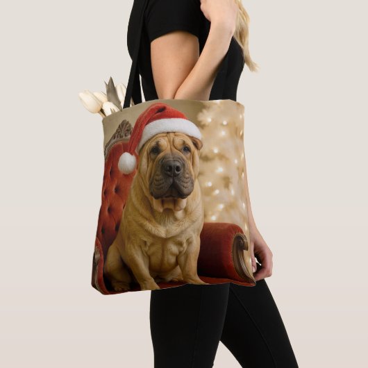 サンタの帽子をかぶったクリスマスのシャーペイ犬 トートバッグ (クローズアップ)