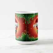 サンタの帽子をかぶったクリスマスのモノグラムV（名入れ可能） コーヒーマグカップ (中央)