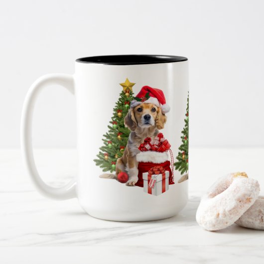 サンタの帽子をかぶったクリスマスの犬 ツートーンマグカップ (ドーナツ)