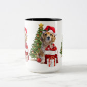 サンタの帽子をかぶったクリスマスの犬 ツートーンマグカップ (中央)