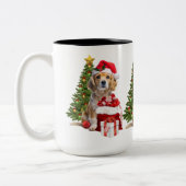 サンタの帽子をかぶったクリスマスの犬 ツートーンマグカップ (左)