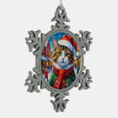 サンタの帽子をかぶったクリスマスの猫 スノーフレークピューターオーナメント (左)