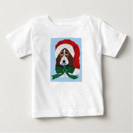 サンタの帽子をかぶったバセットハウンドの子犬 ベビーTシャツ